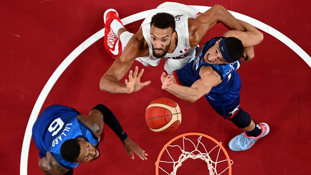 Tim bola basket Amerika Serikat (AS) kalah melawan Prancis di Olimpiade 2020. Foto: Gregory Shamus/Getty Images