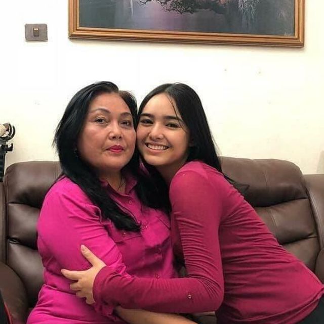 Amanda Manopo dan ibunya. Foto: Instagram/hennymanopolugue