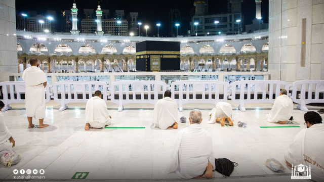 Jemaah umrah menunaiakn salat. Jemaah kembali berdatangan ke Masjidil Haram usai pelaksanaan haji 2021 berakhir . Foto: gph.gov.sa