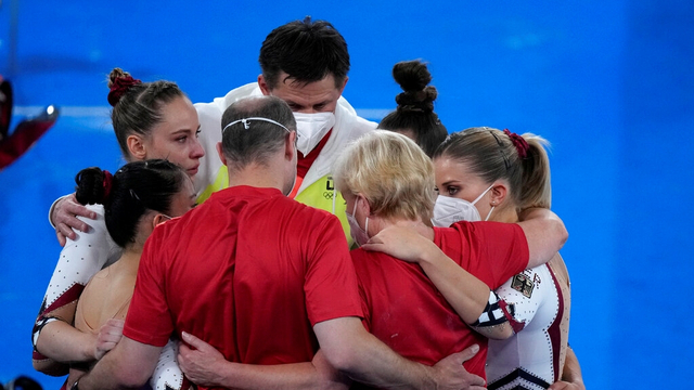 Tim Jerman berunding bersama setelah tampil dalam kualifikasi senam artistik putri di Olimpiade Tokyo 2020, Minggu (25/7). Foto: Gregory Banteng/AP Photo