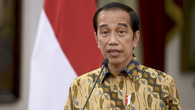 Presiden Joko Widodo menyampaikan keterangan terkait penerapan PPKM di Istana Merdeka. Foto: ANTARA FOTO/Biro Pers - Setpres