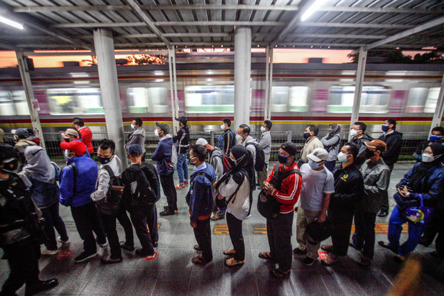 Sejumlah calon penumpang KRL mengantre di Stasiun Bojonggede, Kabupaten Bogor, Jawa Barat, Senin (26/7/2021). Foto: Yulius Satria Wijaya/Antara Foto
