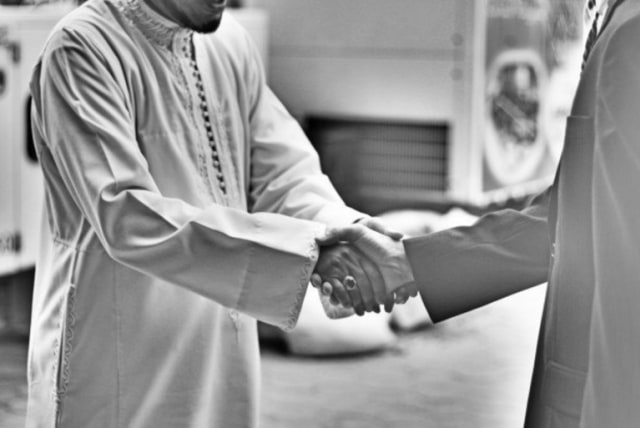 Ilustrasi memberi salam dengan mengucapkan Assalamualaikum warahmatullahi wabarakatuh. Foto: Seekerspath.co.uk