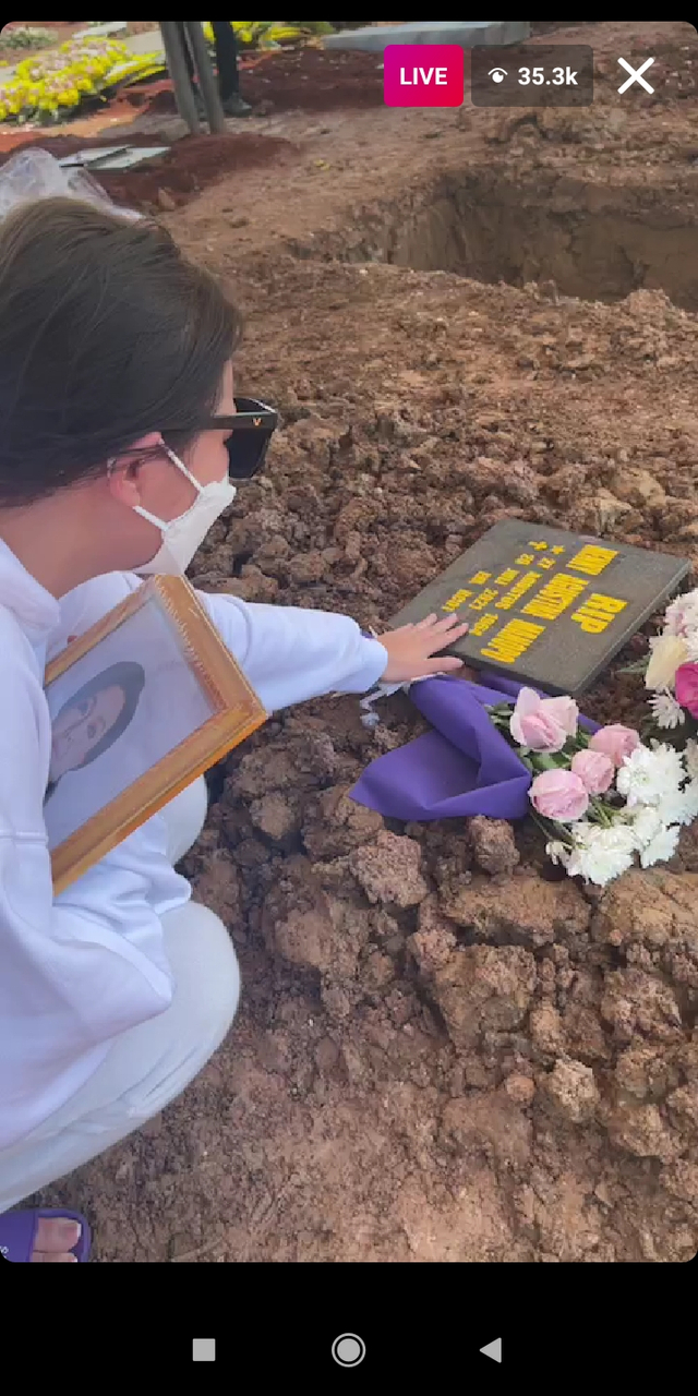 Amanda Manopo di pemakaman Ibunnya, Senin (26/7). Foto: Live Instagaram/@ricco_richardo