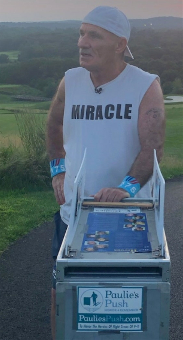 Mantan pramugara ini dorong troli sejauh 32 Km untuk hormati korban 9/11.
 Foto: Instagram/@paulv3678