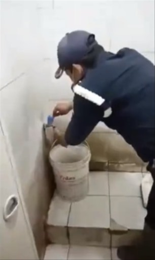 Viral satpam uji alat tes COVID-19 menggunakan air keran menunjukkan hasil positif. (Foto: Instagram/@smart.gram)
