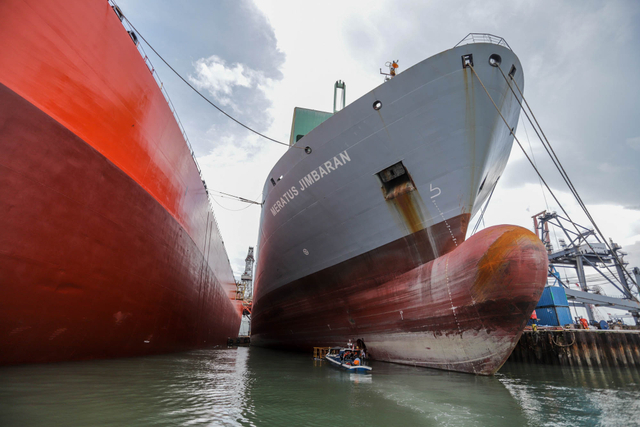 Sejumlah pekerja mengerjakan konstruksi kapal di kawasan industri galangan kapal Tanjung Uncang, Batam, Kepulauan Riau, Sabtu (29/5/2021). Foto: Teguh Prihatna/ANTARA FOTO