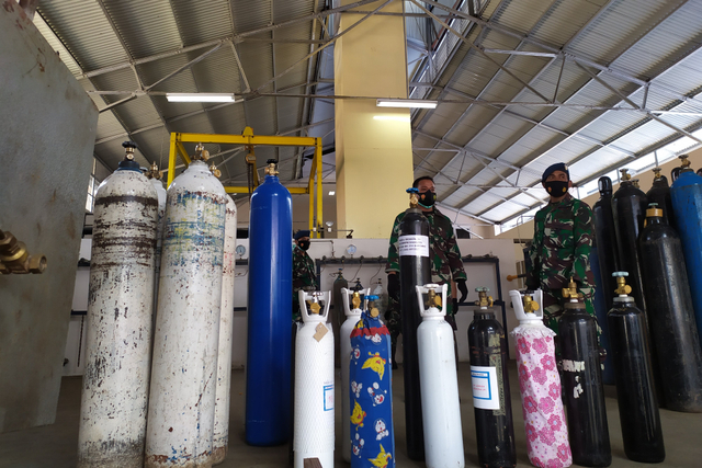 TNI AU produksi dan distribusikan ratusan tabung oksigen ke Rumah Sakit dan masyarakat di Bandung. Foto: Rachmadi Rasyad/kumparan