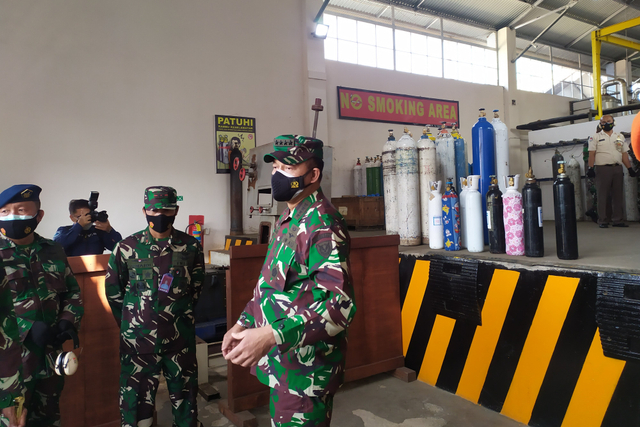 TNI AU produksi dan distribusikan ratusan tabung oksigen ke Rumah Sakit dan masyarakat di Bandung. Foto: Rachmadi Rasyad/kumparan