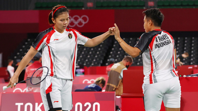 
Ganda Putri Indonesia Greysia Polii dan Apriyani Rahayu melawan Chloe Birch dan Lauren Smith dari Britania Raya pada Olimpiade Tokyo 2020 di Musashino Forest Sport Plaza, Tokyo, Jepang. Foto: Reuters/Leonhard Foeger