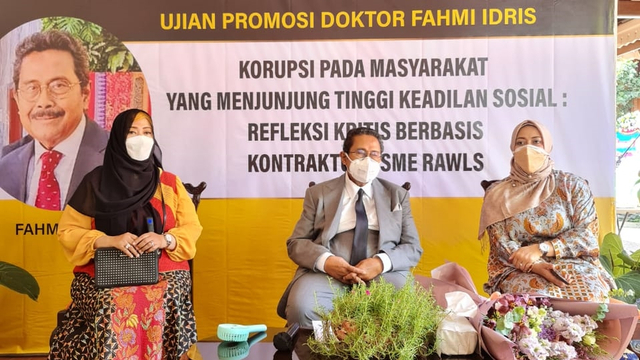 Politisi senior Partai Golkar Fahmi Idris meraih gelar Doktor Ilmu Filsafat Fakultas Ilmu Pengetahuan Budaya. Foto: Dok. Istimewa