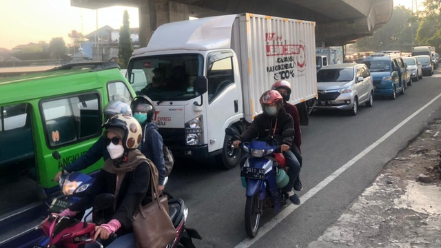 Suasana Jalan Sholeh Iskandar Kota Bogor di hari pertama ganjil genap 24 jam. Foto: Dok. Istimewa