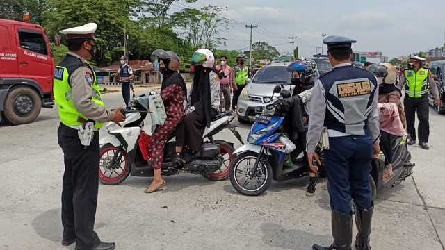 RATUSAN pengendara roda 2 dan 4 terpaksa putar balik tak bisa masuk Pekanbaru saat hari pertama penerapan PPKM Level 4, Senin (26/7/2021). 