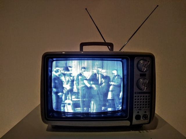 Televisi akan tetap menjadi favorit bagi masyarakat untuk mencari hiburan. https://unsplash.com/photos/ZLqk2cZ_HUY