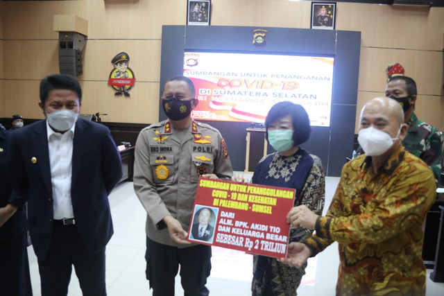 Keluarga almarhum Akidi Tio saat memberikan bantuan Rp 2 triliun untuk penanggulangan COVID-19 di Sumsel. (foto: dok. istimewa)