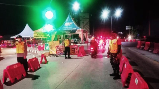 Tim gabungan melakukan penyekatan di Exit Tol Brebes Timur. (foto istimewa)