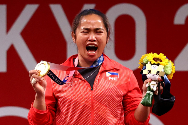 Lifter Filipina Hidilyn Diaz meraih medali emas pada Olimpiade Tokyo 2020 di Tokyo International Forum, Tokyo, Jepang, Senin (26/7). Foto: Edgard Garrido/REUTERS