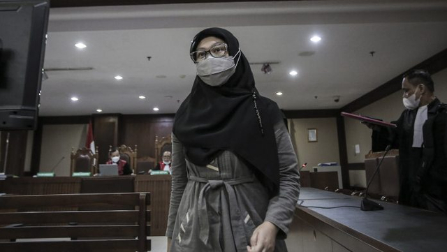 Terdakwa kasus korupsi pengadaan perangkat transportasi informasi terintegrasi (backbone coastal surveillance system) Badan Keamanan Laut (Bakamla) Tahun Anggaran 2016 Leni Marlena usai menjalani sidang perdana di Pengadilan Tipikor, Jakarta. Foto: Dhemas Reviyanto/ANTARA FOTO