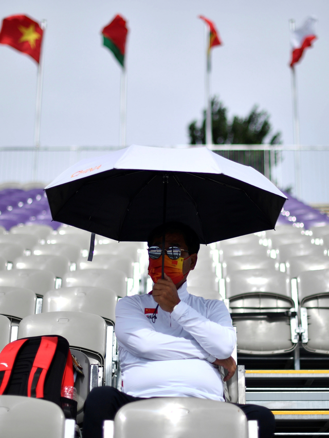 Seorang ofisial dari China melihat atlet panahannya bertanding dalam Olimpiade Tokyo 2020 di Yumenoshima Park Archery Field, Tokyo, Jepang, Senin (26/7). Foto: Sigid Kurniawan/ANTARA FOTO