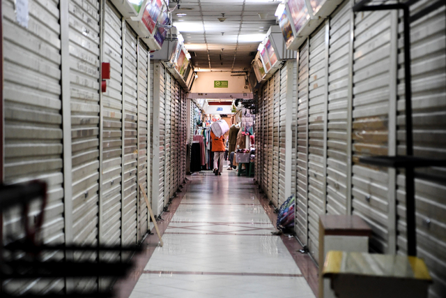 Portir memanggul barang di Pasar Tanah Abang, Jakarta. Foto: Hafidz Mubarak A/Antara Foto