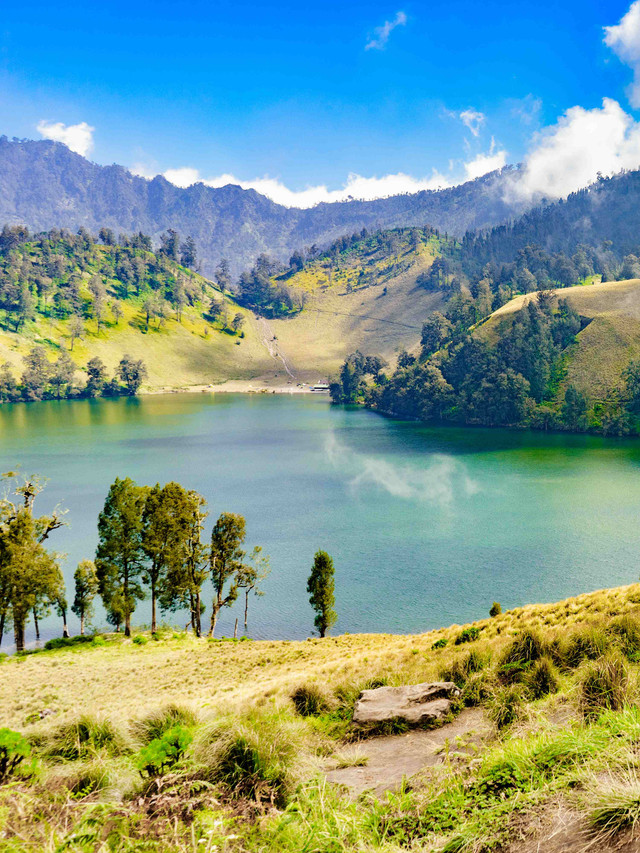 Ilustrasi Ranu Kumbolo di pendakian Gunung Semeru. Foto: Shutter Stock