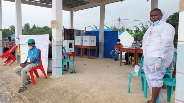Pilkada ulang Boven Digoel yang hanya memiliki tingkat partisipasi pemilih 56,06 persen. Warga enggan datang ke TPS karena pandemi COVID-19. (Dok foto: KPU Papua) 