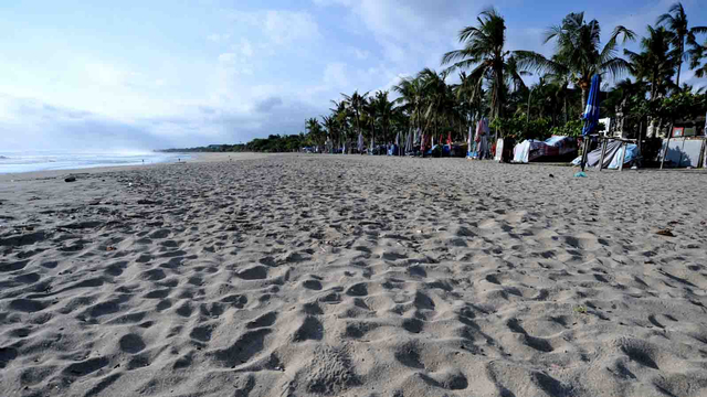 Suasana lengang kawasan wisata Pantai Legian di Badung, Bali, Senin (26/7/2021). Foto: Fikri Yusuf/ANTARA FOTO