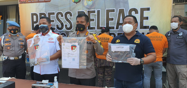 Polisi menunjukkan pelaku dan barang bukti surat tes swab palsu diperlihatkan Polres Metro Depok. Foto: Dok. Istimewa