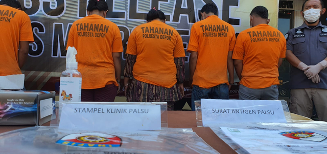 Pelaku dan barang bukti surat tes swab palsu diperlihatkan Polres Metro Depok. Foto: Dok. Istimewa