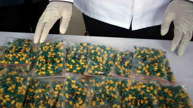 Petugas menunjukkan barang bukti ribuan ekstasi saat pers rilis di Mapolres Metro Tangerang Kota, Tangerang, Banten, Senin (26/7/2021). Foto: ANTARA FOTO/Muhammad Iqbal