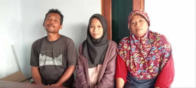 Ayu (tengah) dan kedua orang tuanya dok UNY