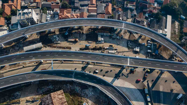 Foto udara pembangunan jalan Tol Layang dalam kota Kelapa Gading-Pulo Gebang di Cakung, Jakarta Timur, Senin (26/7/2021). Foto: Fakhri Hermansyah/ANTARA FOTO