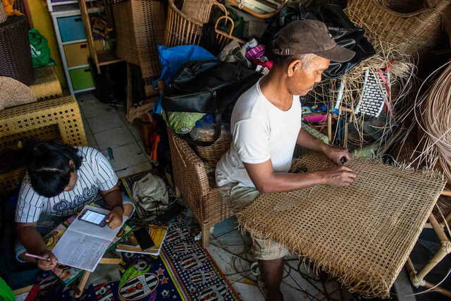 Perajin menyelesaikan kerajinan anyaman rotan di salah satu Usaha Mikro, Kecil dan Menengah (UMKM) kawasan Pasar Minggu, Jakarta, Senin (26/7/2021). Foto: M RISYAL HIDAYAT/ANTARA FOTO