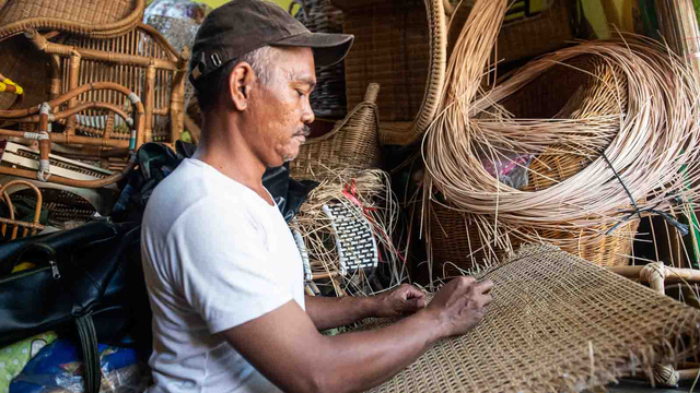 Perajin menyelesaikan kerajinan anyaman rotan di salah satu Usaha Mikro, Kecil dan Menengah (UMKM) kawasan Pasar Minggu, Jakarta, Senin (26/7/2021). Foto: M RISYAL HIDAYAT/ANTARA FOTO