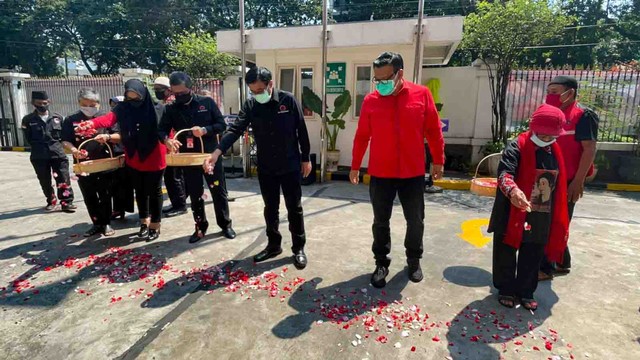 Tabur bunga di Kantor DPP PDIP memperingati peristiwa kudatuli. Foto: Dok. PDIP