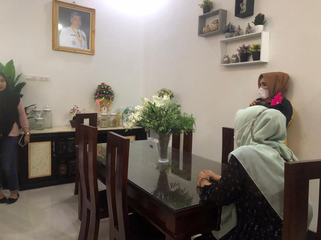 Rosdiana Abdurahman (duduk) menangis saat menatap foto almarhum suaminya, Burhan Abdurahman. Foto: Samsul Hi Laijou/cermat
