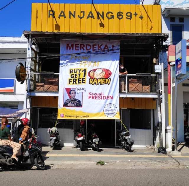 Kedai ramen di Garut promosi paket PPKM pakai foto Presiden Jokowi.  Foto: Dok Istimewa