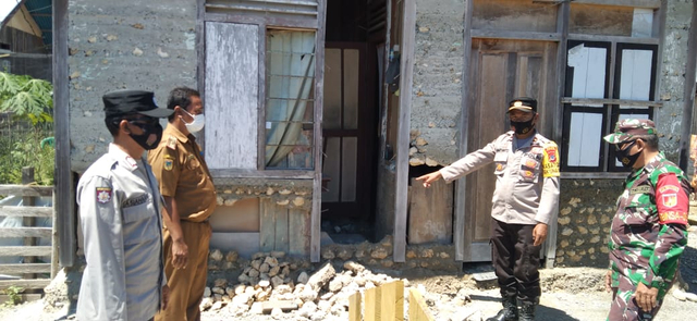 Kondisi dinding rumah warga di Kepulauan Togean, Kabupaten Tojo Una-una yang roboh akibat gempa 6,5 magnitudo pada Senin (26/7) malam. [Foto: Dokumentasi BPBD Tojo Una-una]