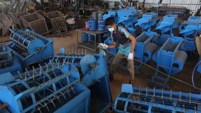 Pekerja menyelesaikan proses pengecatan alat mesin pertanian (alsintan) di salah satu bengkel produksi Sang General Industri (SGI), Aceh Besar, Aceh, Selasa (27/7/2021). Foto: SYIFA YULINNAS/ANTARA
