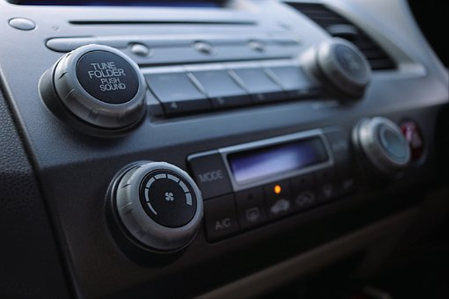 Ilustrasi perangkat audio pada mobil (Foto: pixabay)