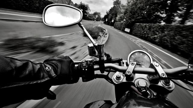 Ilustrasi berkendara motor Foto: christels