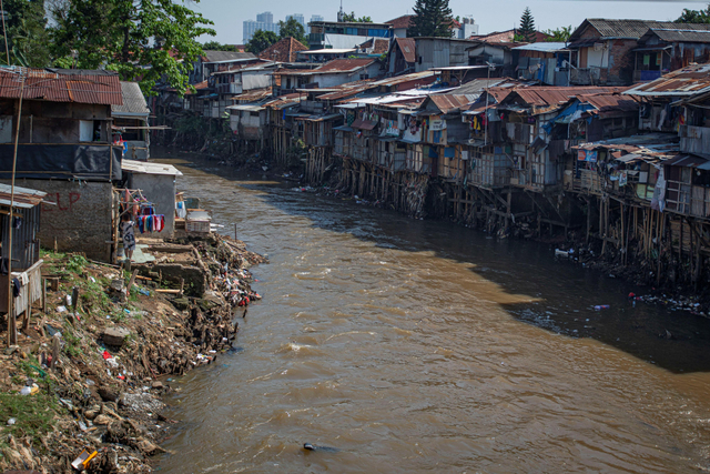 Sejumlah rumah semi permanen berdiri di tepi Sungai Ciliwung, Manggarai, Jakarta, Selasa (27/7/2021). Foto: Aditya Pradana Putra/Antara Foto