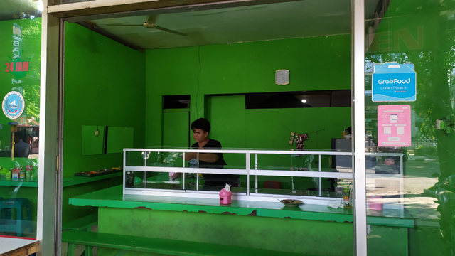 Suasana Warteg di Bandung Saat Penerapan Batas Waktu Makan Maksimal 20 Menit. Foto: Rachmadi Rasyad/kumparan