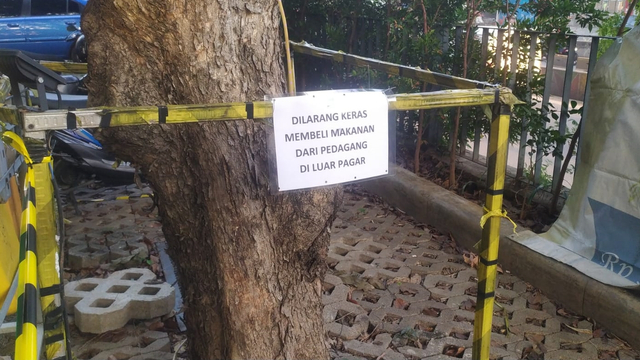 Hotel Ibis Daan Mogot Jakarta Barat tutup pagar yang jadi tempat transaksi pasien isoman dengan pedagang makanan.  Foto: Dok. Istimewa