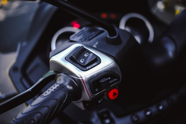 Ilustrasi tombol klakson motor (Bangkit Jaya Putra/kumparanOTO)