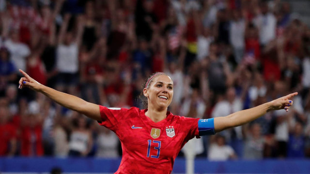 Alex Morgan ketika memperkuat Timnas Wanita Amerika Serikat. (Foto: Reuters/Benoit Tissier)