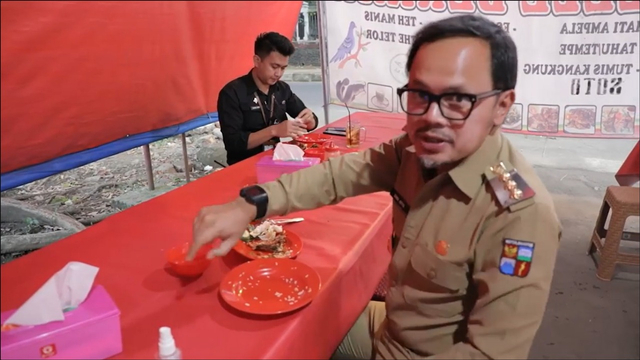 Wali Kota Bogor Bima Arya saat mencoba makan di warung pecel lele dengan menerapkan aturan PPKM. Foto: Instagram/@bimaaryasugiarto