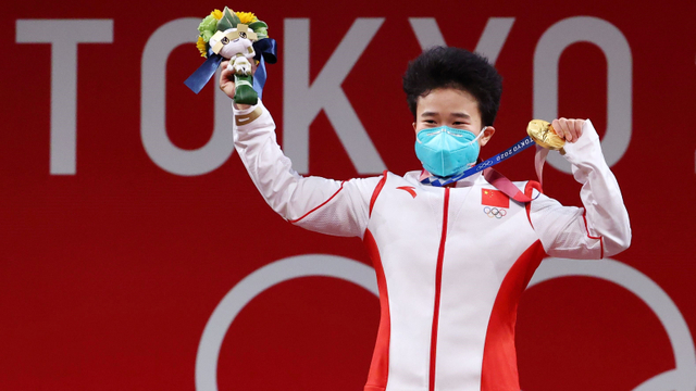 Atlet angkat besi China, Hou Zhihui, saat merayakan kemenangan di Olimpiade Tokyo 2020 di Forum Internasional Tokyo, Tokyo, Jepang. Foto: Edgard Garrido/Reuters