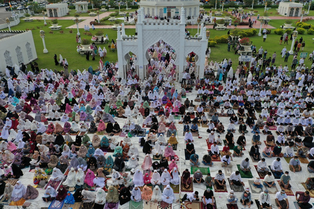 Jemaah salat Idul Adha 2021 di Masjid Raya Baiturrahman, Banda Aceh. Foto: Abdul Hadi/acehkini