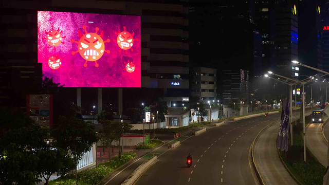 Suasana malam hari saat Pemberlakuan Pembatasan Kegiatan Masyarakat (PPKM) Darurat di kawasan jalan Sudirman, Jakarta. Foto: M RISYAL HIDAYAT/ANTARA FOTO